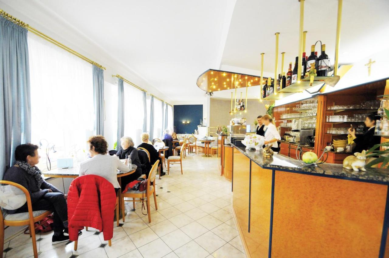 Cafe Am Donautor Hotel Kelheim Esterno foto