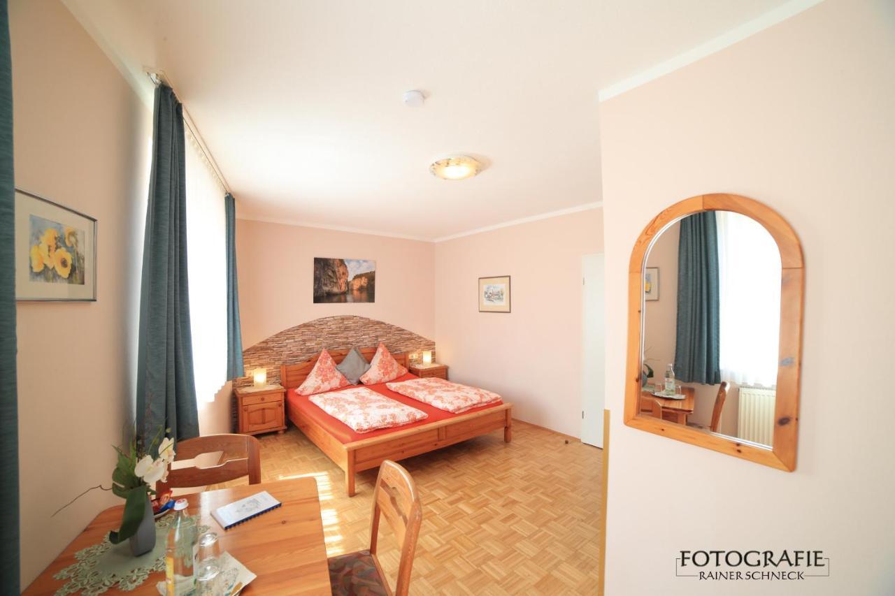 Cafe Am Donautor Hotel Kelheim Esterno foto